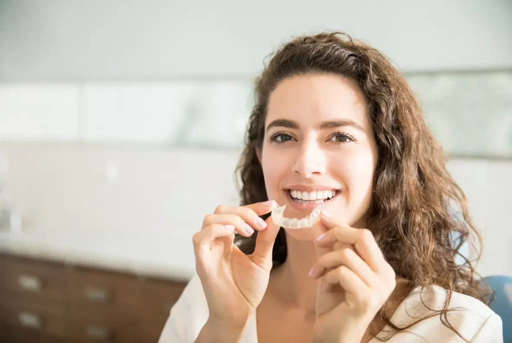 Invisalign É possível alinhar os dentes sem usar aparelho fixo metálico sorriso-alinhado-com-aparelho-invisivel-em-pelotas-invisalign